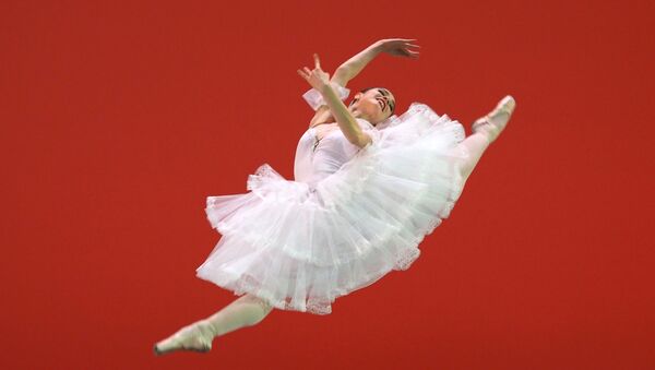 رقاص آموزشکده رقص مسکو میلانا فیدان در زمان اجرا در مسابقات «باله روسی»جوانان در مسکو - اسپوتنیک ایران  