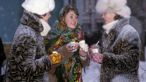 دختران در حال خوردن بستی در شوروی - اسپوتنیک ایران  