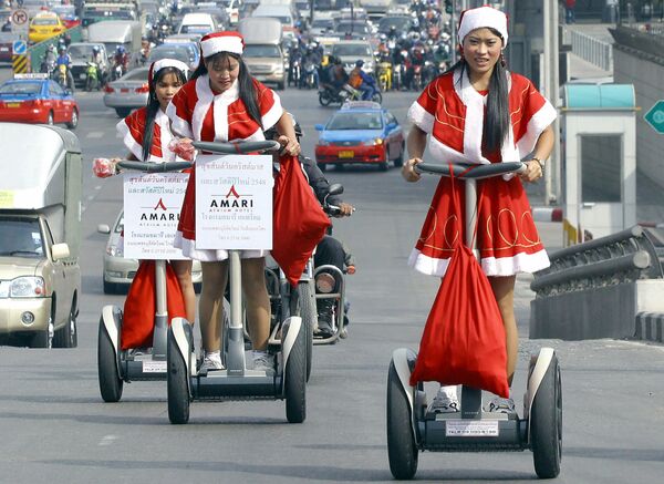 کارمندان هتل در لباس بابانوئل در بانکوک - اسپوتنیک ایران  
