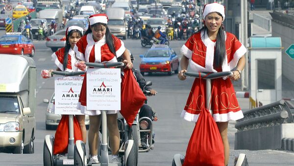 کارمندان هتل در لباس بابانوئل در بانکوک - اسپوتنیک ایران  