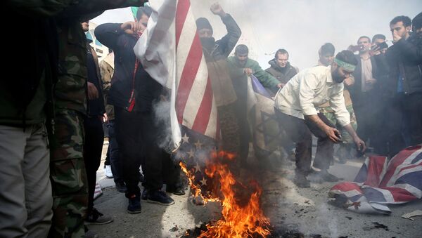 مردم ایران در حال آتش زدن پرچم آمریکا، اسرائیل و بریتانیا - اسپوتنیک ایران  