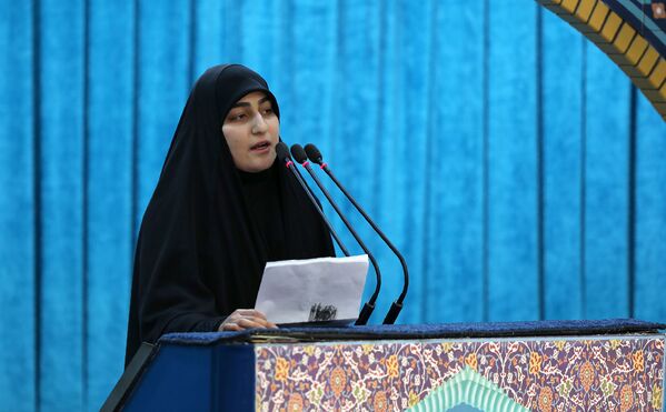 سخنرانی زینب سلیمانی دختر شهید قاسم سلیمانی در روز تشییع پیکر پدرش در تهران - اسپوتنیک ایران  