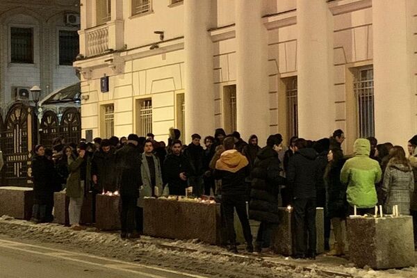  ادای احترام به جان باختگانِ سقوط هواپیمای اوکراینی در کنار سفارت ایران در مسکو - اسپوتنیک ایران  