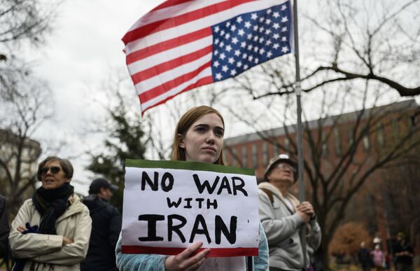شرکت کنندگان در اعتراضات ضد جنگی در مقابل کاخ سفید در واشنگتن - اسپوتنیک ایران  