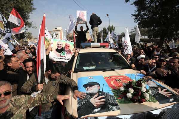 ماشینی با عکس های مهدی المهندس در مراسم خاکسپاری در بغداد - اسپوتنیک ایران  