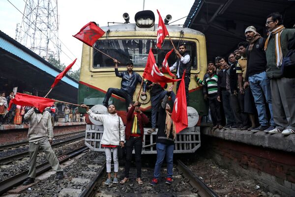 طرفداران حزب کمونیست هند مسیر قطار مسافربری را در زمان تظاهرات های ضد دولتی بسته اند - اسپوتنیک ایران  