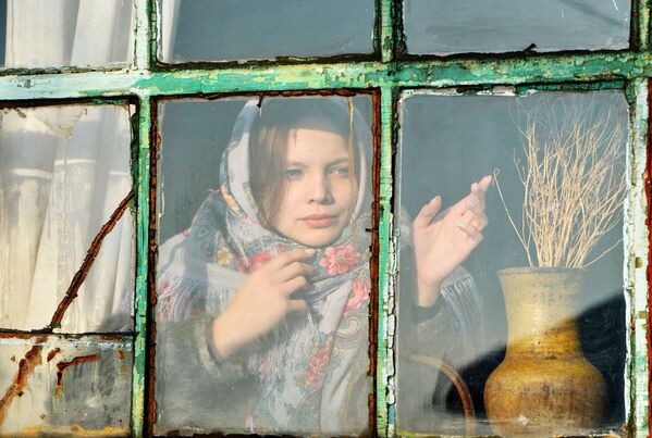 دختری در روستای چرنورچیه در روسیه - اسپوتنیک ایران  