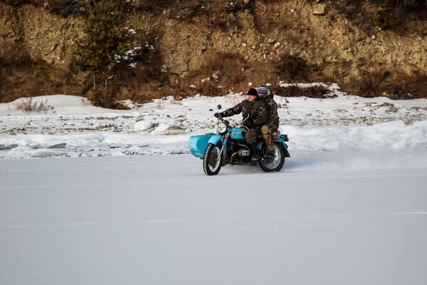 ساکنین محلی با موتور روی دریاچه بایکال می روند - اسپوتنیک ایران  