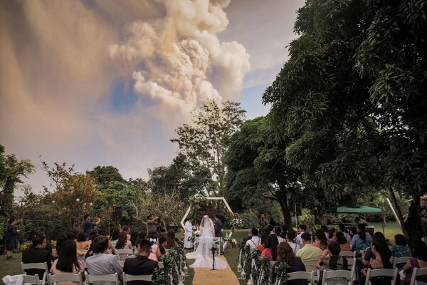 مراسم عروسی در زمینه فوران آتشفشان در فیلیپین - اسپوتنیک ایران  