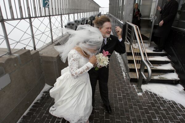 مراسم عروسی در وزش باد شدید در نیویورک  - اسپوتنیک ایران  
