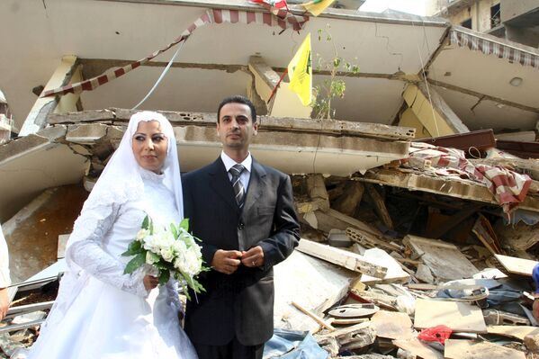 عکاسی عروسی در زمینه ساختمان ویران پس از بمباران در حومه بیروت  - اسپوتنیک ایران  