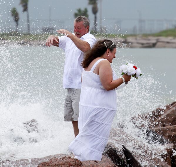 مراسم عروسی در طوفان شدید تگزاس  - اسپوتنیک ایران  