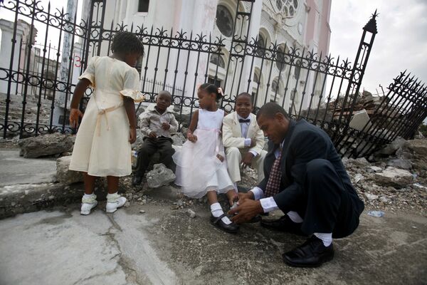 مراسم عروسی در کلیسای ویران بر اثر زلزله در هائیتی - اسپوتنیک ایران  
