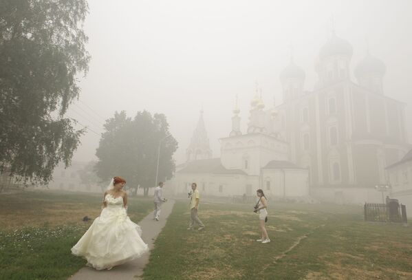 مراسم عروسی در ریازان مسکو در غبار شدید پس از آتش سوزی جنگلی - اسپوتنیک ایران  