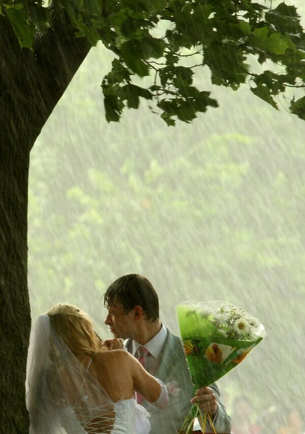 مراسم عروسی در باران شدید در سن پیترزبورگ  - اسپوتنیک ایران  