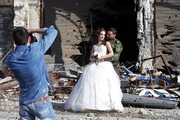 عکاسی عروسی در زمینه ساختمان ویران در حمص سوریه - اسپوتنیک ایران  