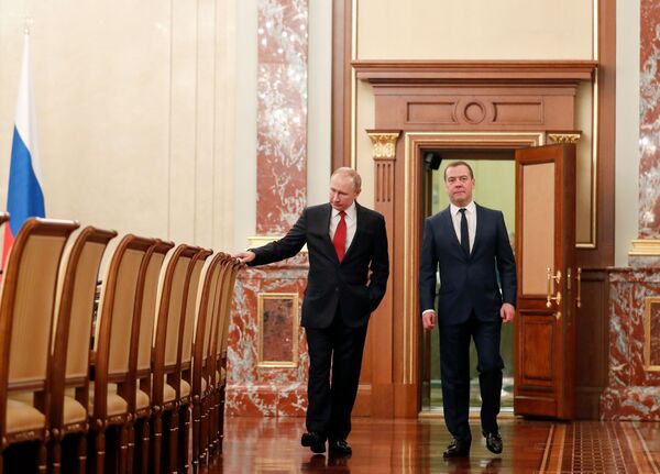 ولادیمیر پوتین رئیس جمهور روسیه و دیمیتری مدودف نخست وزیر سابق در دیدار با اعضای دولت روسیه - اسپوتنیک ایران  
