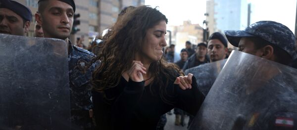  گزارشگر خبرگزاری روسیه در بیروت مورد حمله گاز اشک آور قرار گرفت  - اسپوتنیک ایران  