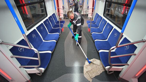 کارکنان بخش فنی مترو مسکو در حال تمیز کردن وضدعفونی کردن واگن ها  - اسپوتنیک ایران  