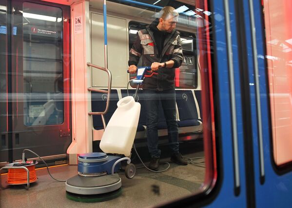 کارکنان بخش فنی مترو مسکو در حال تمیز کردن وضدعفونی کردن واگن ها  - اسپوتنیک ایران  