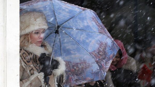 دختر روس در انتظار برف - اسپوتنیک ایران  