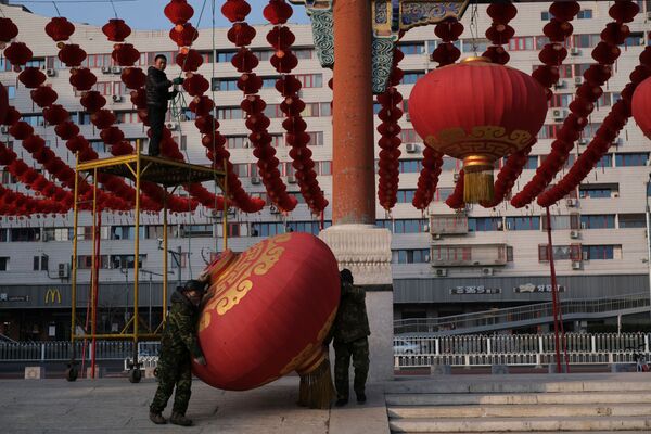 کارگران در چین تزئینات یک نمایشگاه ویژه به مناسبت جشن های سال نوی قمری را که به خاطر شیوع ویروس کرونا، لغو شده ، بر می چینند  - اسپوتنیک ایران  