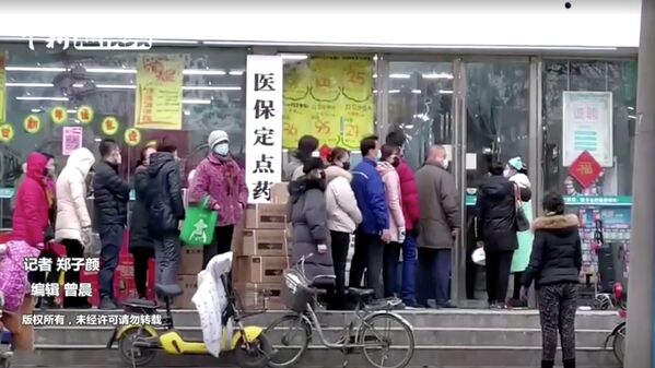 مردم با ماسک های بهداشتی در صف فروشگاهی در سهر ووهان چین  - اسپوتنیک ایران  