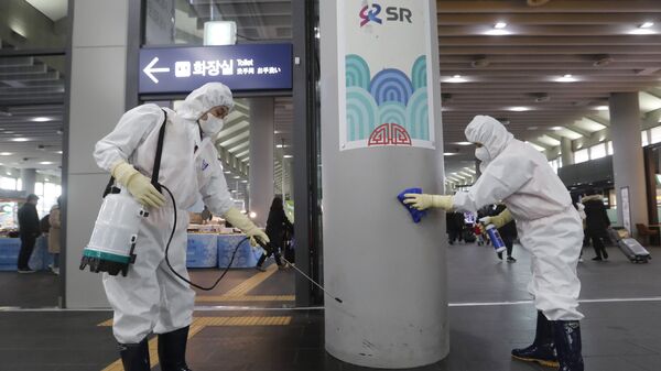 کارگران یک ایستگاه مترو در کره جنوبی را ضد عفونی می کنند - اسپوتنیک ایران  