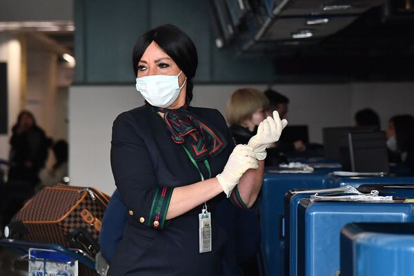  امور ثبت نام مسافران شرکت هواپیمایی چینی China Southern Airlines در فرودگاه شهر رم ایتالیا با ماسک و دستکش بهداشتی  - اسپوتنیک ایران  