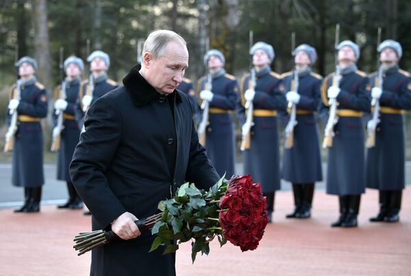  ولادیمیر پوتین رئیس جمهور روسیه در مراسم اهدای گل به بنای یادبود «سنگ روبیوژنی» - اسپوتنیک ایران  