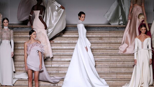 مدل ها در حال نمایش کلکسیون آنتونیو گریمالدی در هفته مد پاریس - اسپوتنیک ایران  