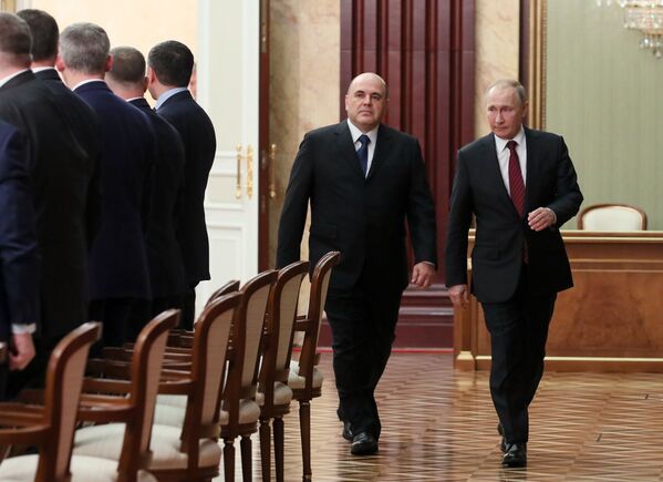نخست وزیر روسیه میخاییل میشوستین و رئیس جمهور ولادیمیر پوتین در دیدار با اعضای دولت روسیه - اسپوتنیک ایران  