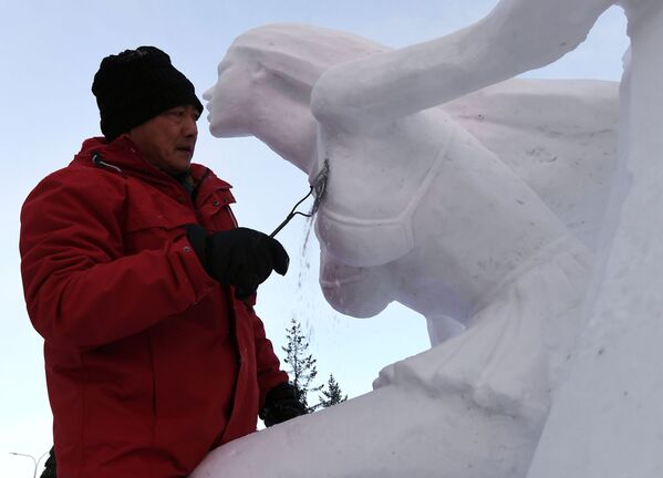 برنده مجسمه برفی در فستیوال بین المللی سالانه مجسمه های یخی و برفی «یخ جادویی سیبری» - اسپوتنیک ایران  