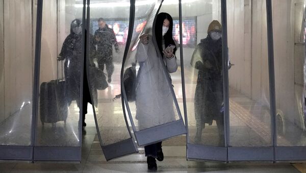 دختری با ماسک در چین خود را در برابر ویروس کرونا حفظ می کند  - اسپوتنیک ایران  