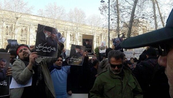 تجمع در مقابل وزارت خارجه در واکنش به سخنان ظریف - اسپوتنیک ایران  