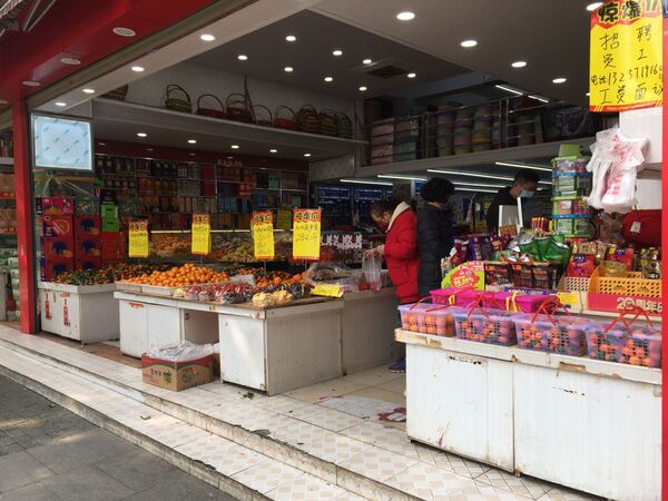 معدود خریداران در مغازه ای در ووهان چین - اسپوتنیک ایران  