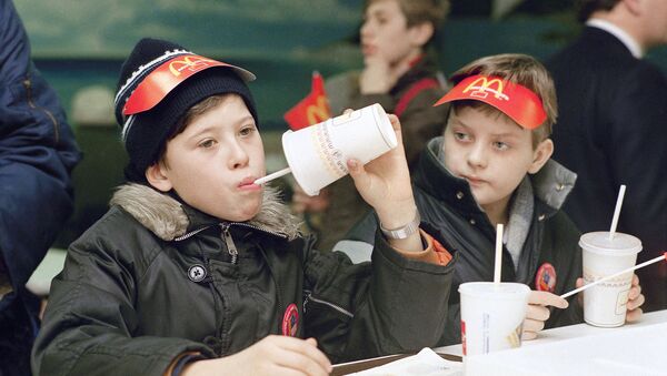 اولین کافه مک دونالد روز 31 ژانویه سال 1990 در میدان پوشکین مسکو افتتاح شد - اسپوتنیک ایران  