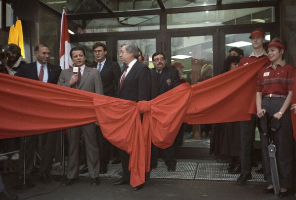 اولین کافه مک دونالد روز 31 ژانویه سال 1990 در میدان پوشکین مسکو افتتاح شد - اسپوتنیک ایران  
