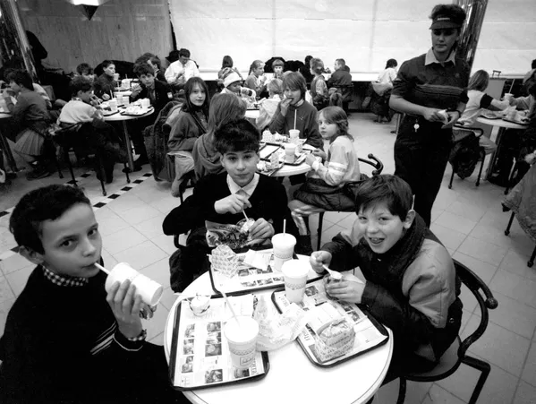 اولین کافه مک دونالد روز 31 ژانویه سال 1990 در میدان پوشکین مسکو افتتاح شد اولین کافه مک دونالد روز 31 ژانویه سال 1990 در میدان پوشکین مسکو افتتاح شد - اسپوتنیک ایران