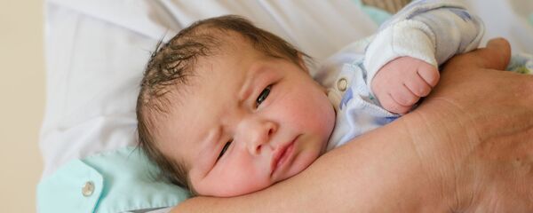 نوزاد در بغل پرستار نوزاد در بغل پرستار - اسپوتنیک ایران