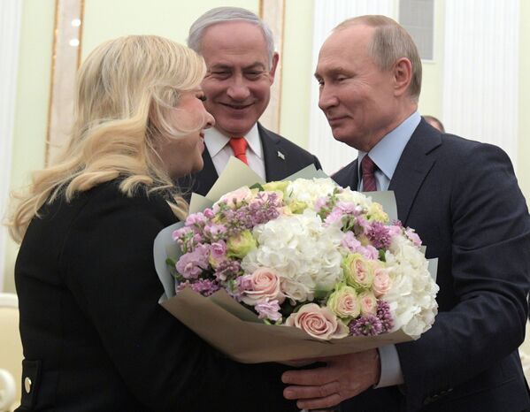 ولادیمیر پوتین و نخست وزیر اسرائیل بنیامین نتانیاهو به همراه همسرش سارا در زمان دیدار - اسپوتنیک ایران  