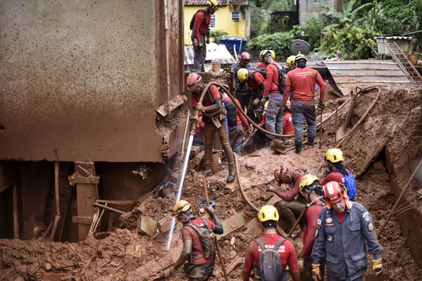 آتش نشان ها در حال جستجوی افراد زیر آوار در بلواریزونت برزیل - اسپوتنیک ایران  