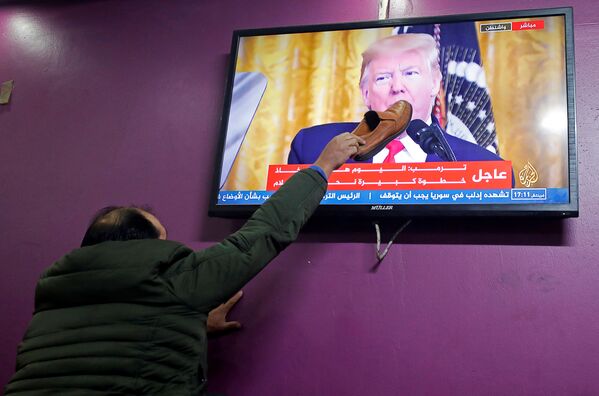 مرد فلسطینی در کافه ای در شهر هورون در حال اعتراض به طرح صلح ترامپ - اسپوتنیک ایران  