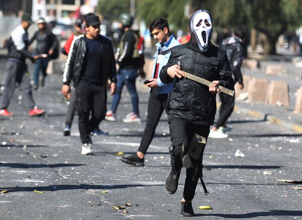 اعضای تظاهرات ضد دولتی در میدان الحیلانی بغداد - اسپوتنیک ایران  