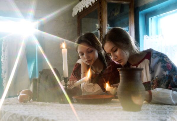 دختران در زمان مراسم پیشگویی در روستایی در استان چلیابینسک - اسپوتنیک ایران  