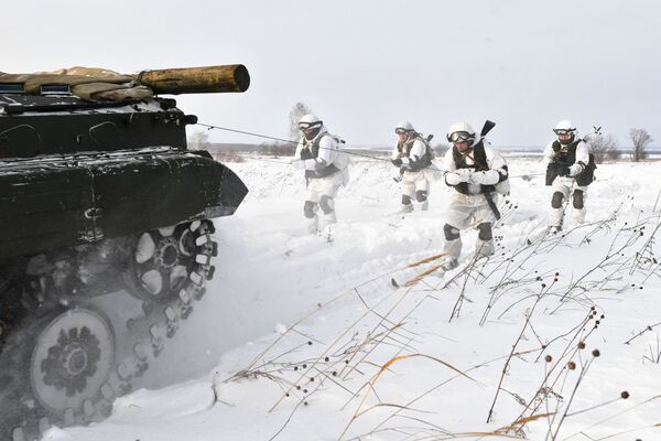 نظامیان در حال تمرین در استان کمر روسیه - اسپوتنیک ایران  