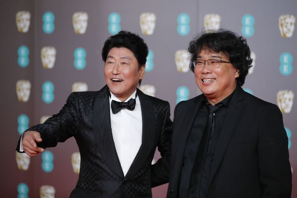 مراسم اعطای جوایز فرهنگستان هنرهای سینما و تلویزیون انگلیس
هنرپیشه و کارگردان کره‌ای
 Song Kang Ho and Bong Joon-ho - اسپوتنیک ایران  