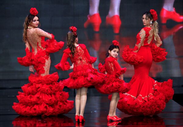 مدل ها در لباسی از Teressa Ninu در نمایش International Flamenco Fashion Show (SIMOF) در سویل اسپانیا - اسپوتنیک ایران  