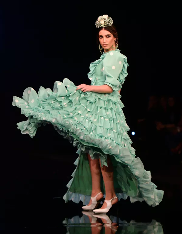 مدل در لباسی از Carmen Raimundo در نمایش International Flamenco Fashion Show (SIMOF) در سویل اسپانیا مدل در لباسی از Carmen Raimundo در نمایش International Flamenco Fashion Show (SIMOF) در سویل اسپانیا - اسپوتنیک ایران