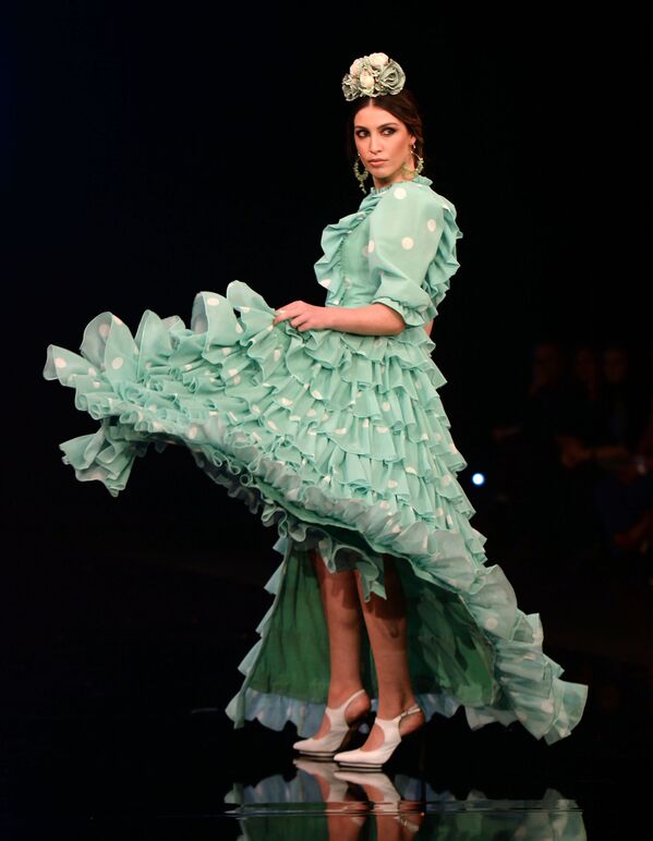 مدل در لباسی از Carmen Raimundo در نمایش International Flamenco Fashion Show (SIMOF) در سویل اسپانیا - اسپوتنیک ایران  